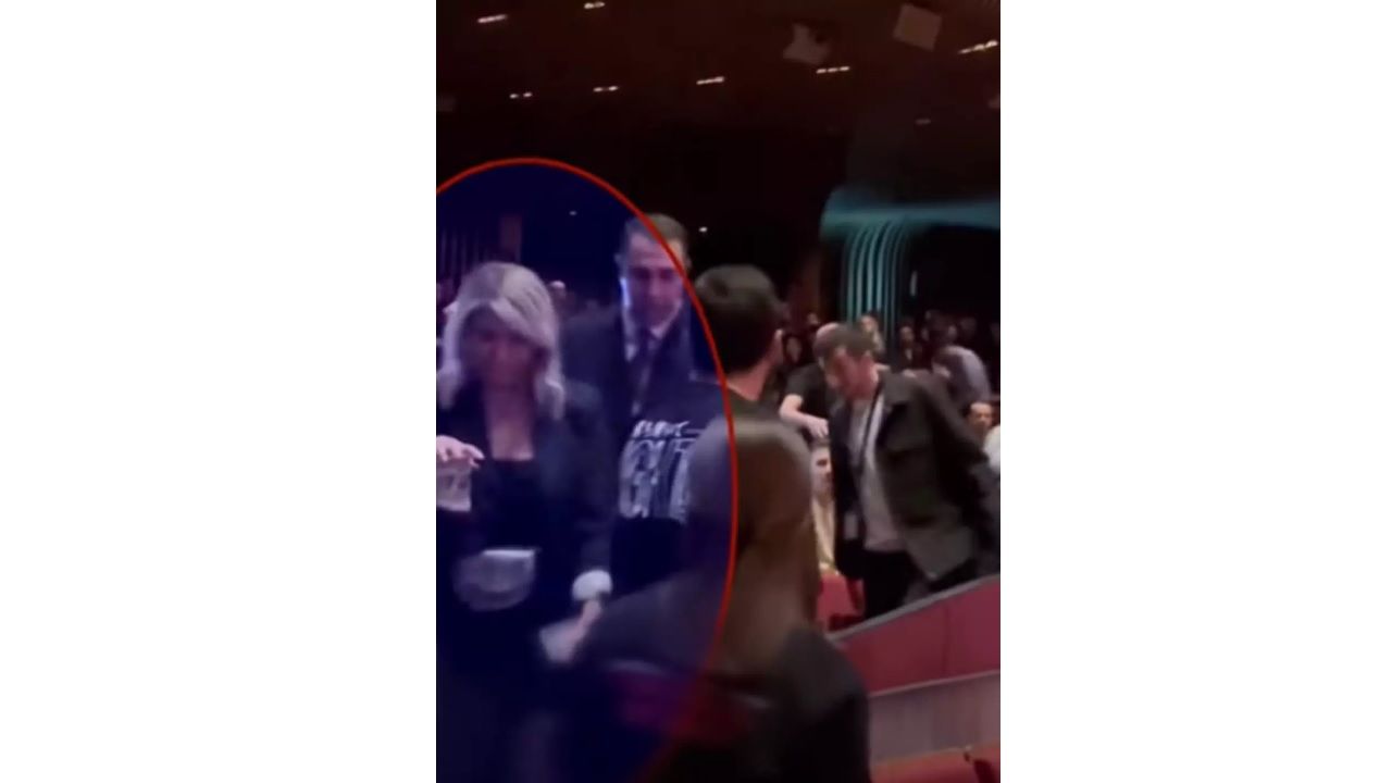 Cem Yılmaz'dan izleyiciye tepki! Sahneyi terk etti... 2