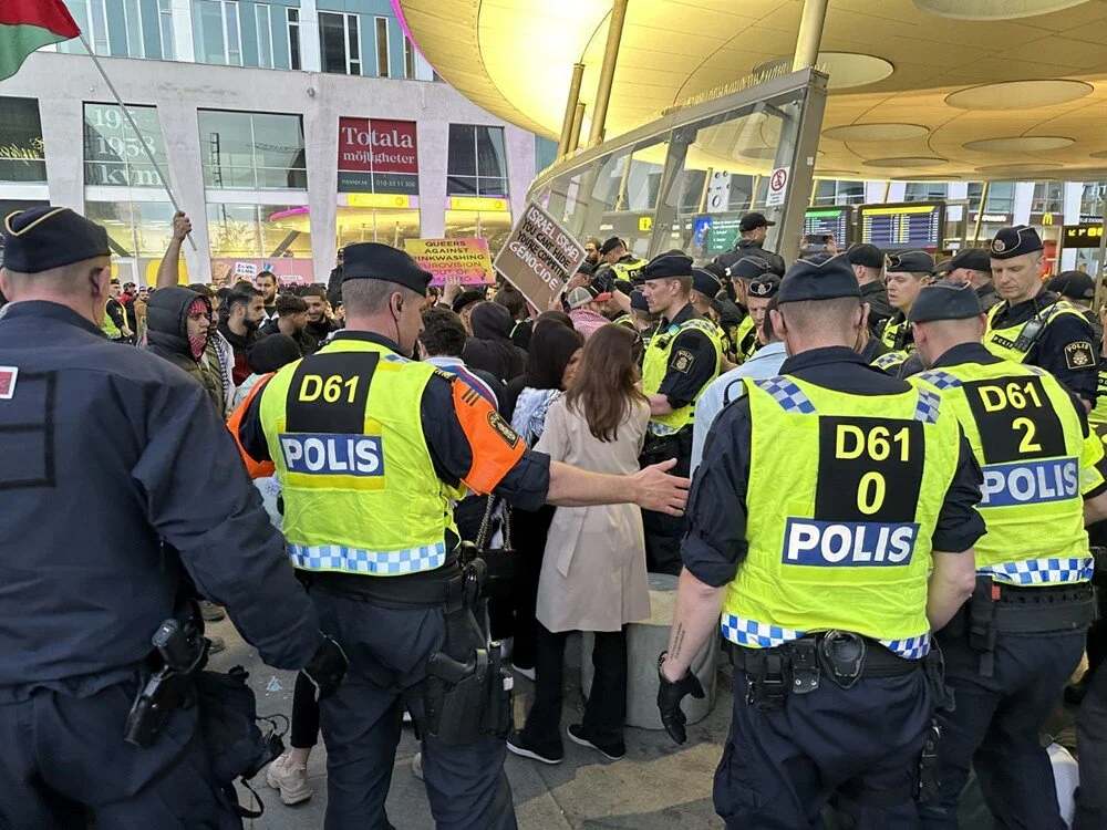 2024 Eurovision Şarkı Yarışması'nda kazanan belli oldu! İşte 2024 Eurovision Şarkı Yarışması'nda 25 finalist ülkenin aldığı puanlara göre sıralaması... 12
