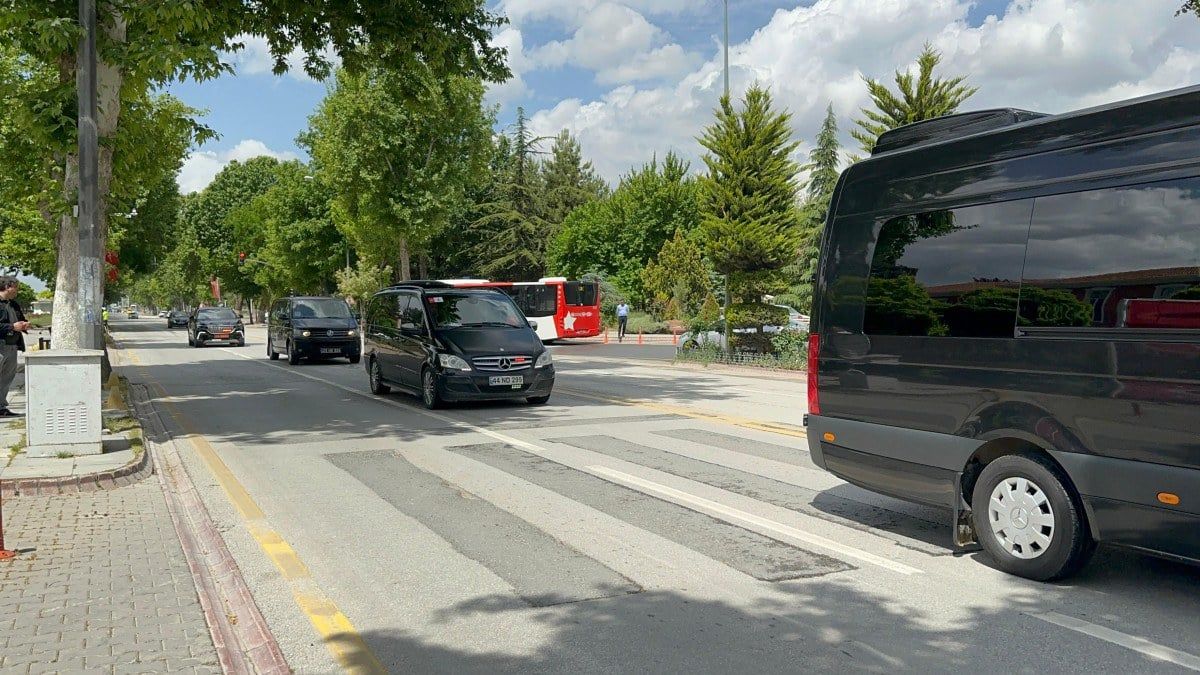 Kamuda tasarruf hamlesi... Bakan Uraloğlu'nun konvoyunda dikkat çeken 3 minibüs 4