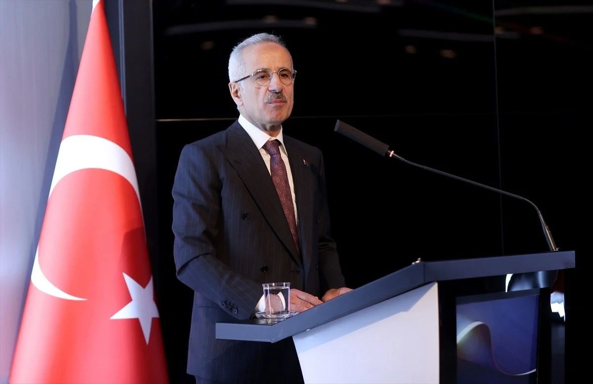 Kamuda tasarruf hamlesi... Bakan Uraloğlu'nun konvoyunda dikkat çeken 3 minibüs 5