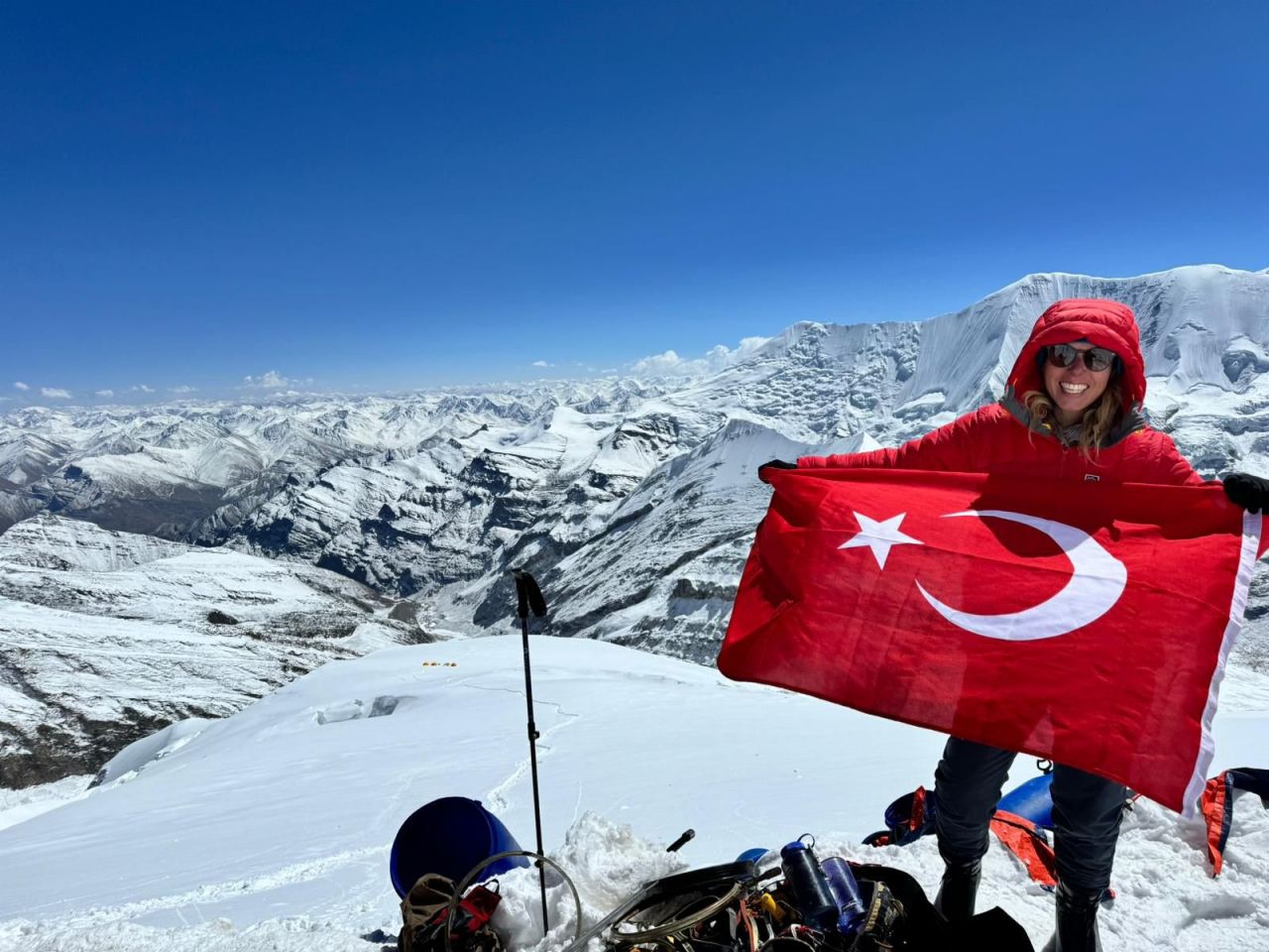 Deniz Kayadelen, Everest'in zirvesinde 3 derecelik suya girdi 1