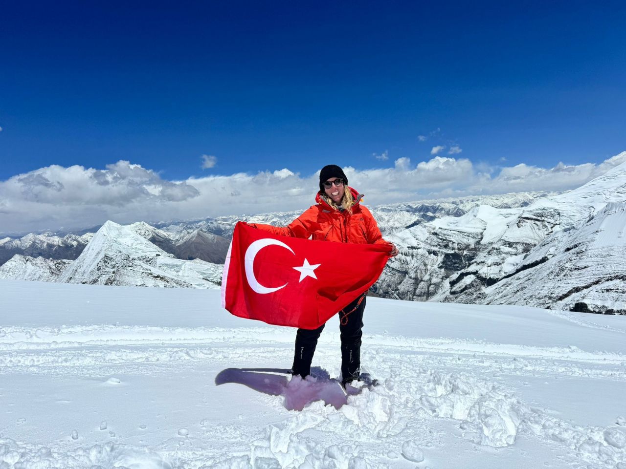 Deniz Kayadelen, Everest'in zirvesinde 3 derecelik suya girdi 3