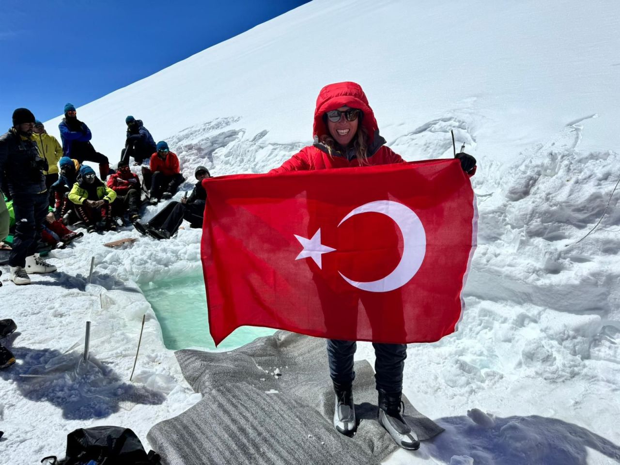 Deniz Kayadelen, Everest'in zirvesinde 3 derecelik suya girdi 4