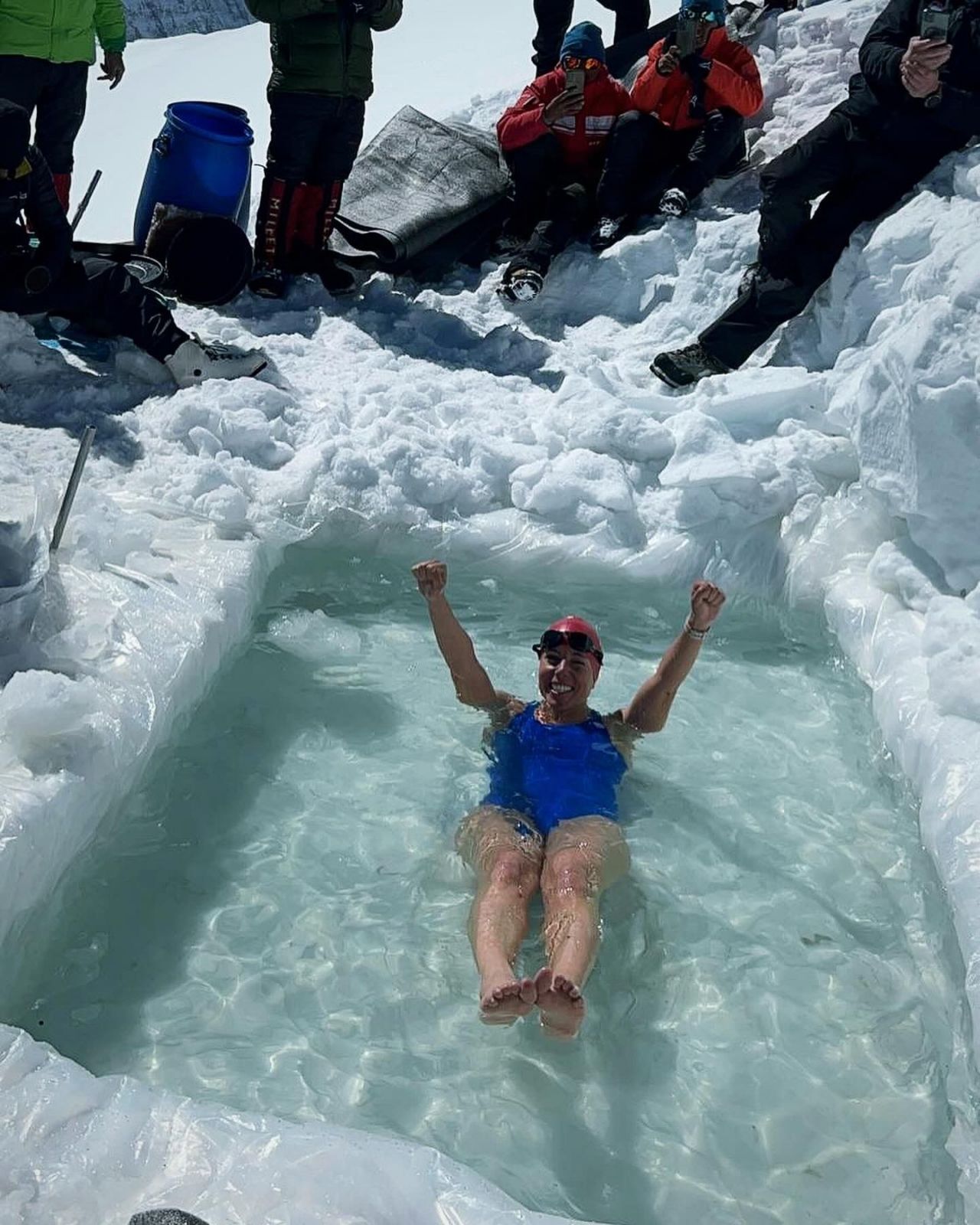 Deniz Kayadelen, Everest'in zirvesinde 3 derecelik suya girdi 5