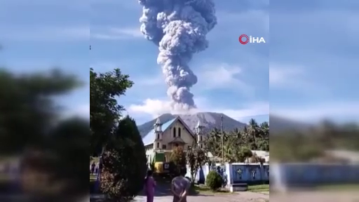 Korkutan manzara! İbu Yanardağı patladı 3