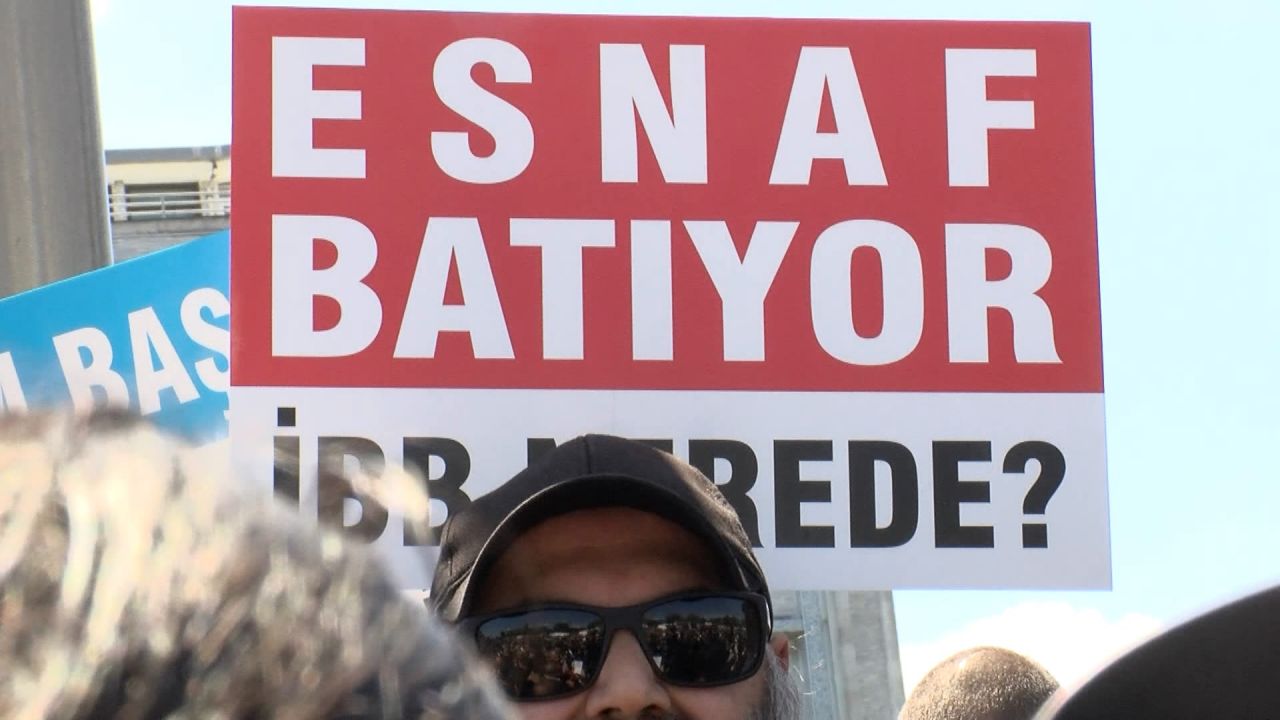 Özel halk otobüsü sahipleri, alamadıkları ödemeler için İBB binası önünde toplandı 1