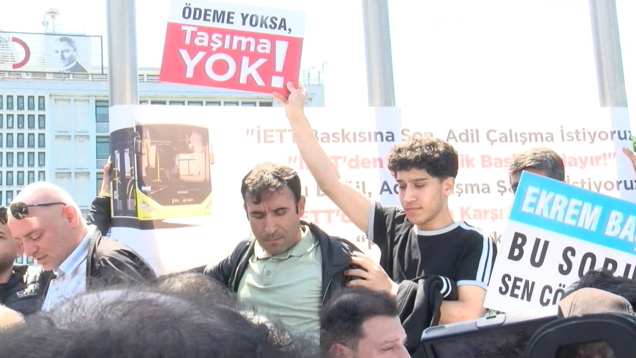 Özel halk otobüsü sahipleri, alamadıkları ödemeler için İBB binası önünde toplandı 2