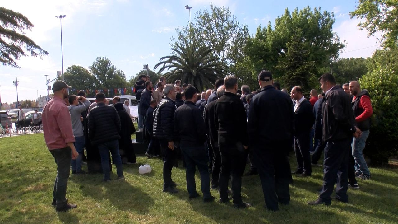 Özel halk otobüsü sahipleri, alamadıkları ödemeler için İBB binası önünde toplandı 3