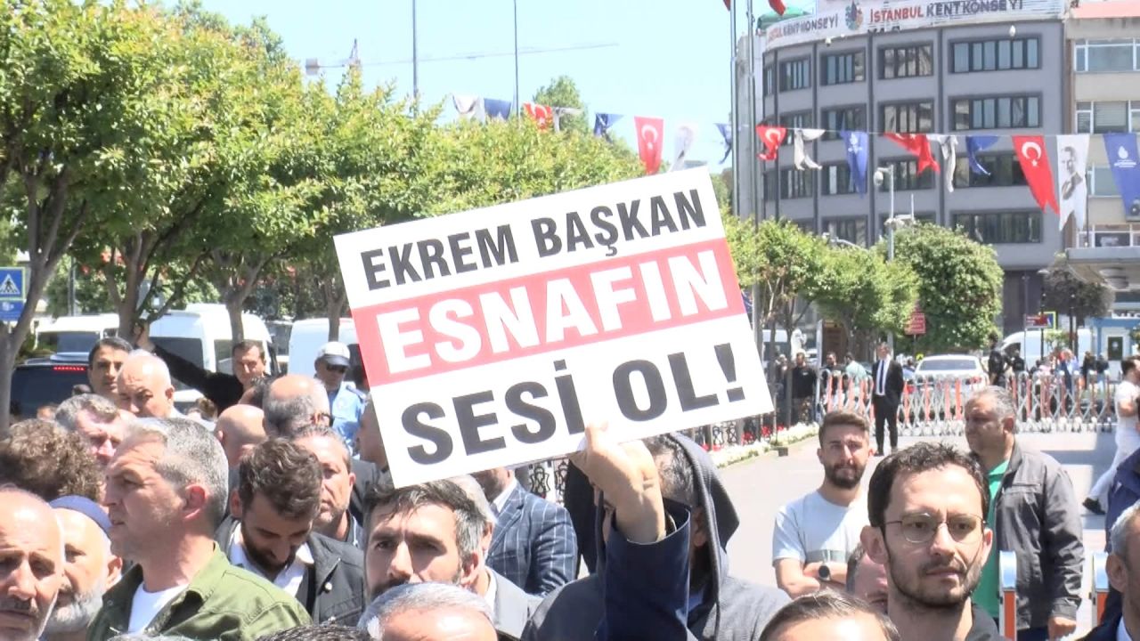 Özel halk otobüsü sahipleri, alamadıkları ödemeler için İBB binası önünde toplandı 4