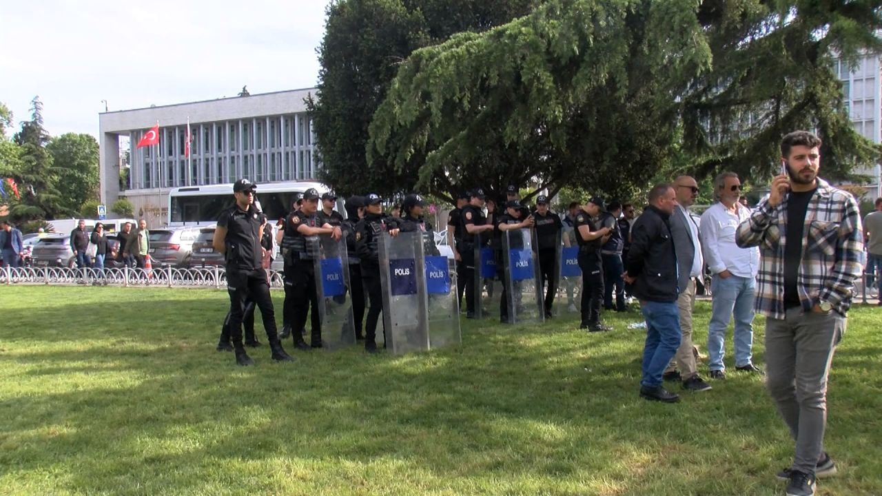 Özel halk otobüsü sahipleri, alamadıkları ödemeler için İBB binası önünde toplandı 5
