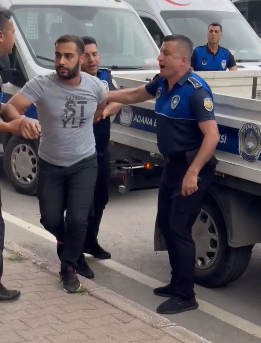 Adana'da ceza kesilince kendini kaybetti! İşte o korkunç saldırı! 4