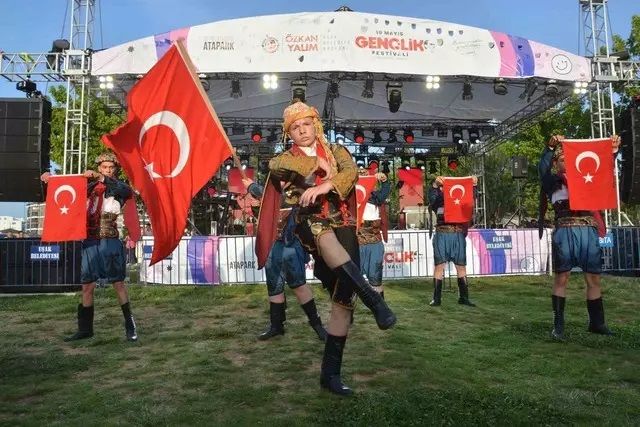Yurdun dört bir yanında 19 Mayıs coşkusu! 1919 metrelik bayrak açıldı, konserler verildi 4
