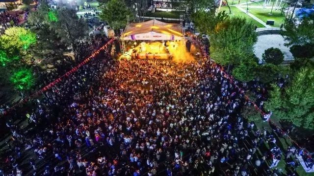 Yurdun dört bir yanında 19 Mayıs coşkusu! 1919 metrelik bayrak açıldı, konserler verildi 5