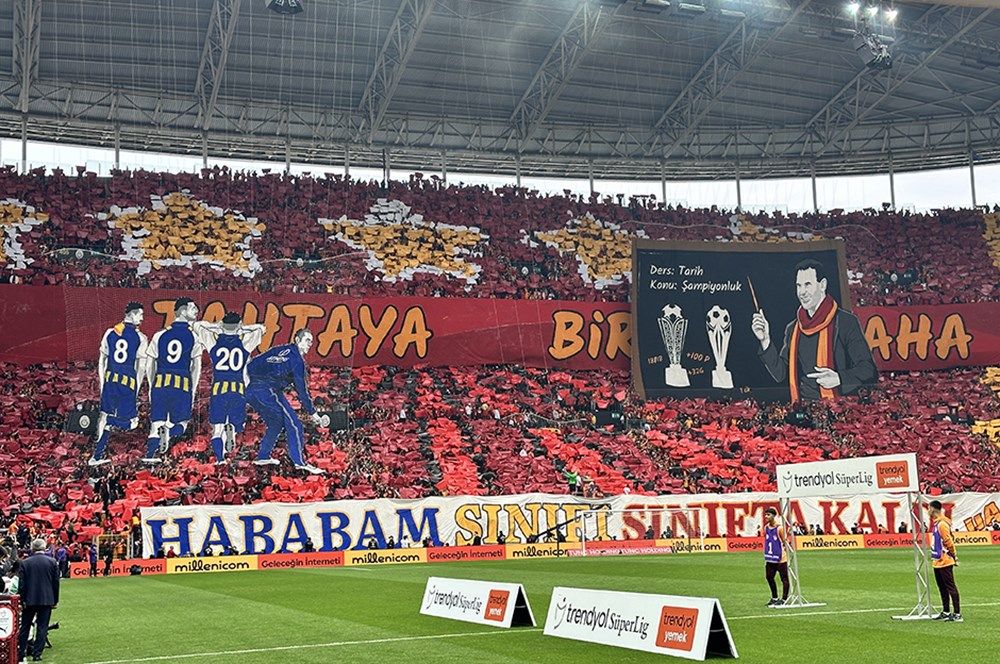Galatasaray taraftarından Fenerbahçe derbisine özel koreografi! 1