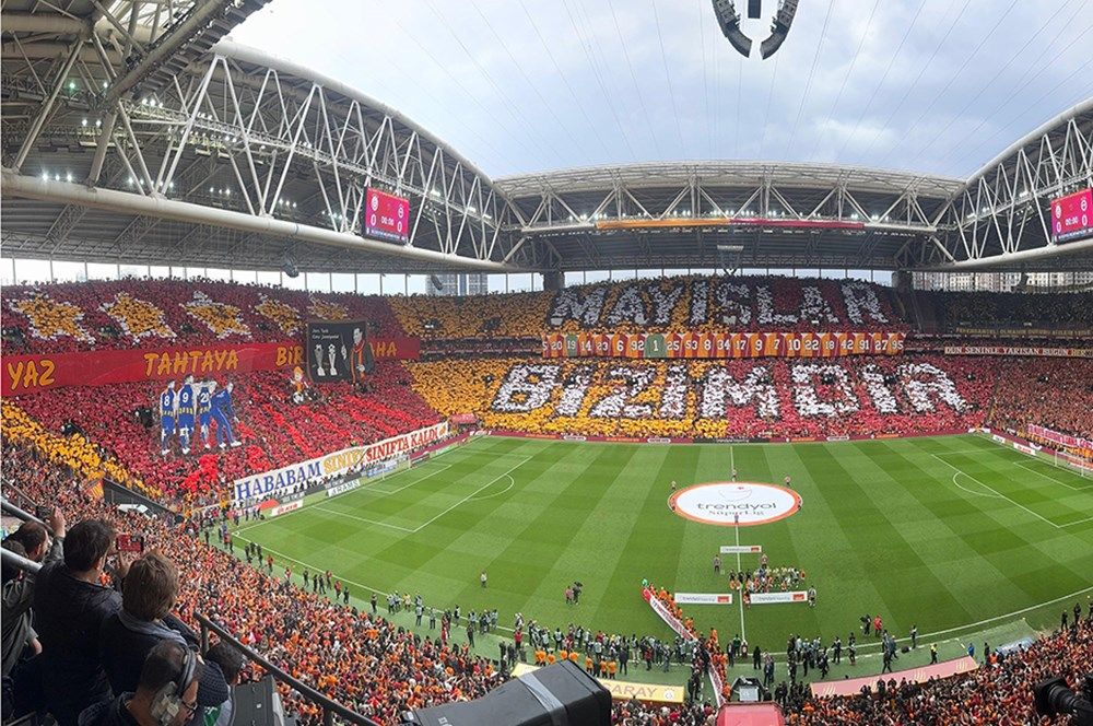Galatasaray taraftarından Fenerbahçe derbisine özel koreografi! 2