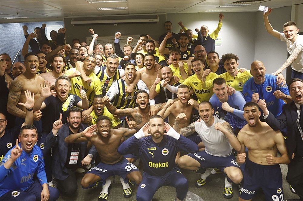 Fenerbahçe soyunma odasından paylaştı! Dikkat çeken kare: Kollanarak değil, alın teriyle! 1