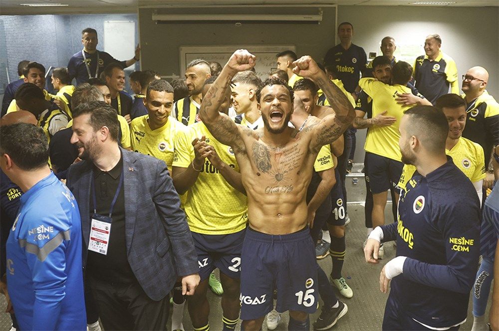 Fenerbahçe soyunma odasından paylaştı! Dikkat çeken kare: Kollanarak değil, alın teriyle! 3
