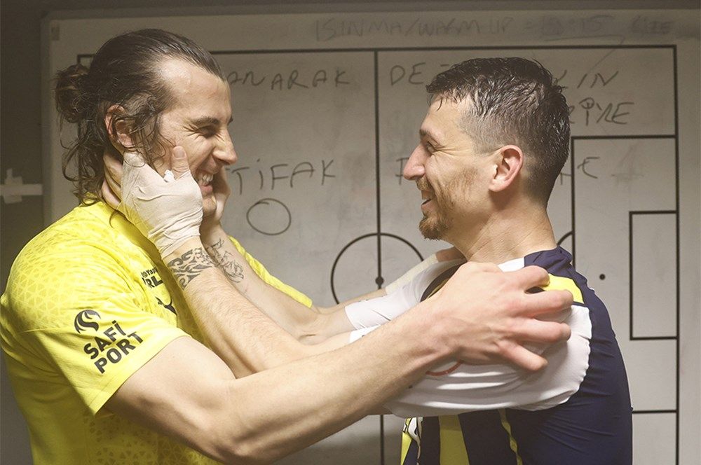 Fenerbahçe soyunma odasından paylaştı! Dikkat çeken kare: Kollanarak değil, alın teriyle! 4
