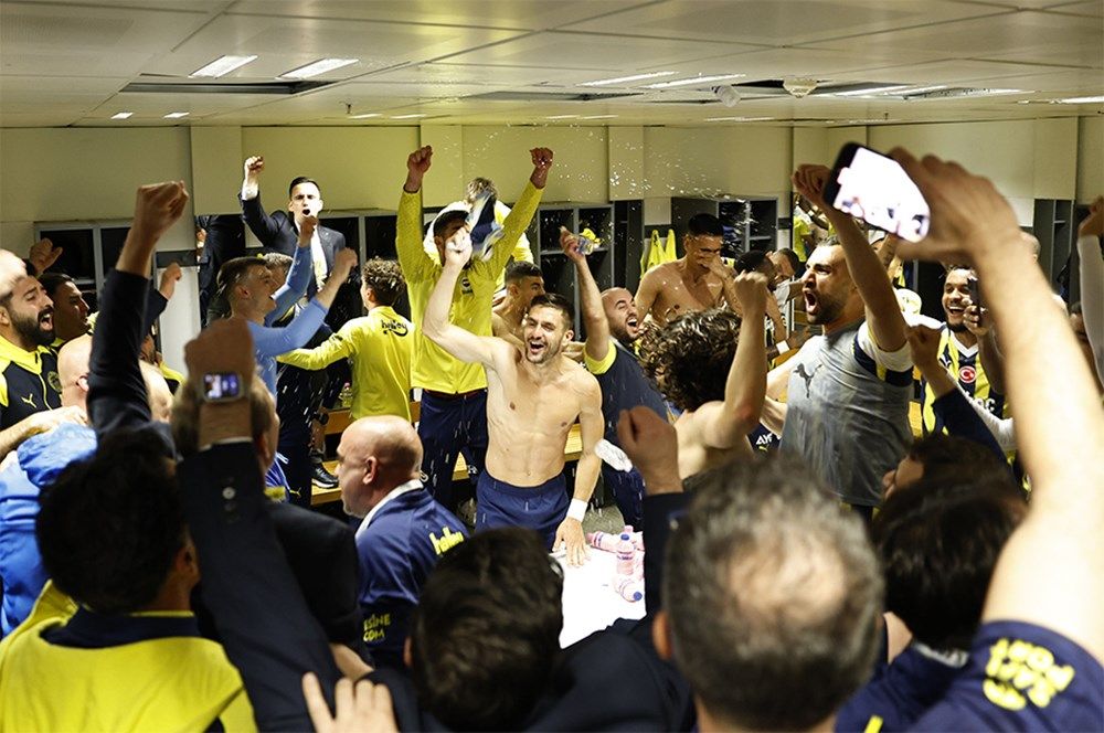 Fenerbahçe soyunma odasından paylaştı! Dikkat çeken kare: Kollanarak değil, alın teriyle! 5
