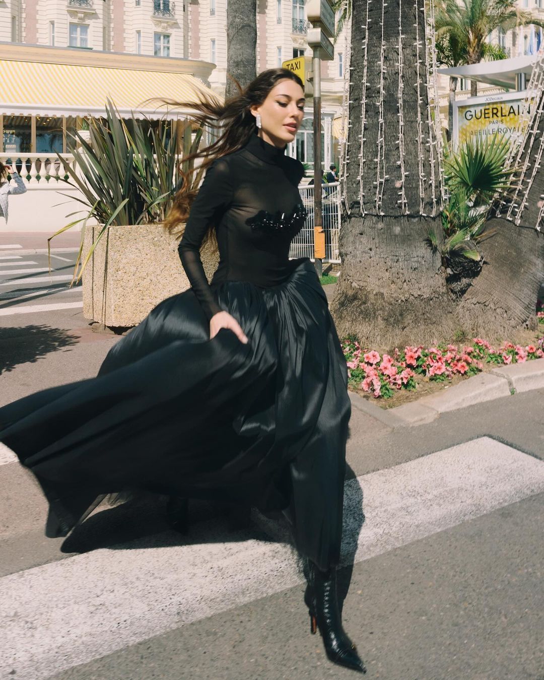 Dilan Çiçek Deniz'in Cannes Film Festivali'ndeki tarzı sosyal medya kullanıcılarını ikiye böldü 6