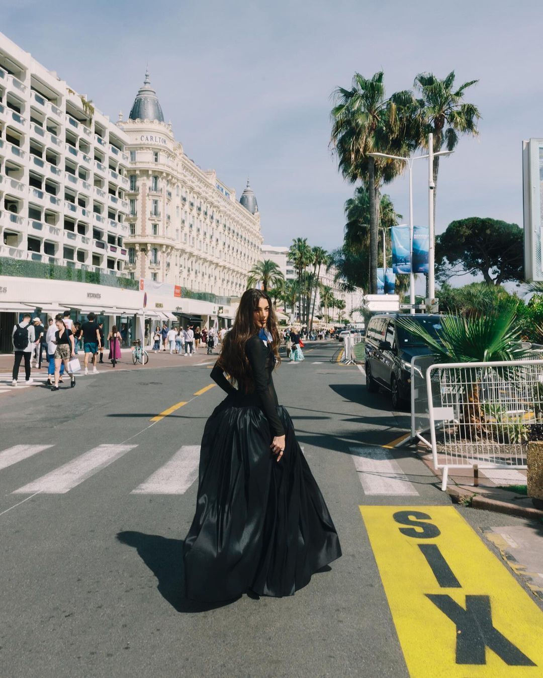 Dilan Çiçek Deniz'in Cannes Film Festivali'ndeki tarzı sosyal medya kullanıcılarını ikiye böldü 4