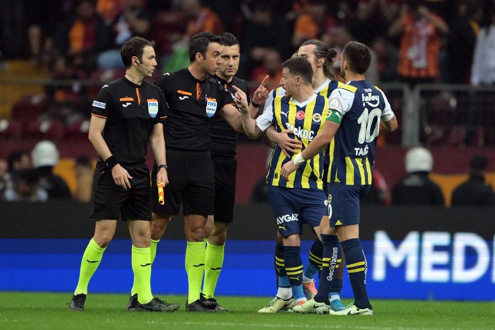 “İsmail Kartal belli ki saha içinde taktik vermek yerine saha dışında nasıl tahrik ederizi çalıştırmış! Mert Hakan Yandaş’ın ne rakibe saygısı var, ne taraftara ne de kendi takımına!” 4