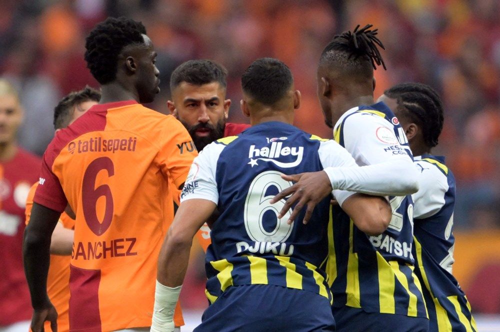 “İsmail Kartal belli ki saha içinde taktik vermek yerine saha dışında nasıl tahrik ederizi çalıştırmış! Mert Hakan Yandaş’ın ne rakibe saygısı var, ne taraftara ne de kendi takımına!” 5