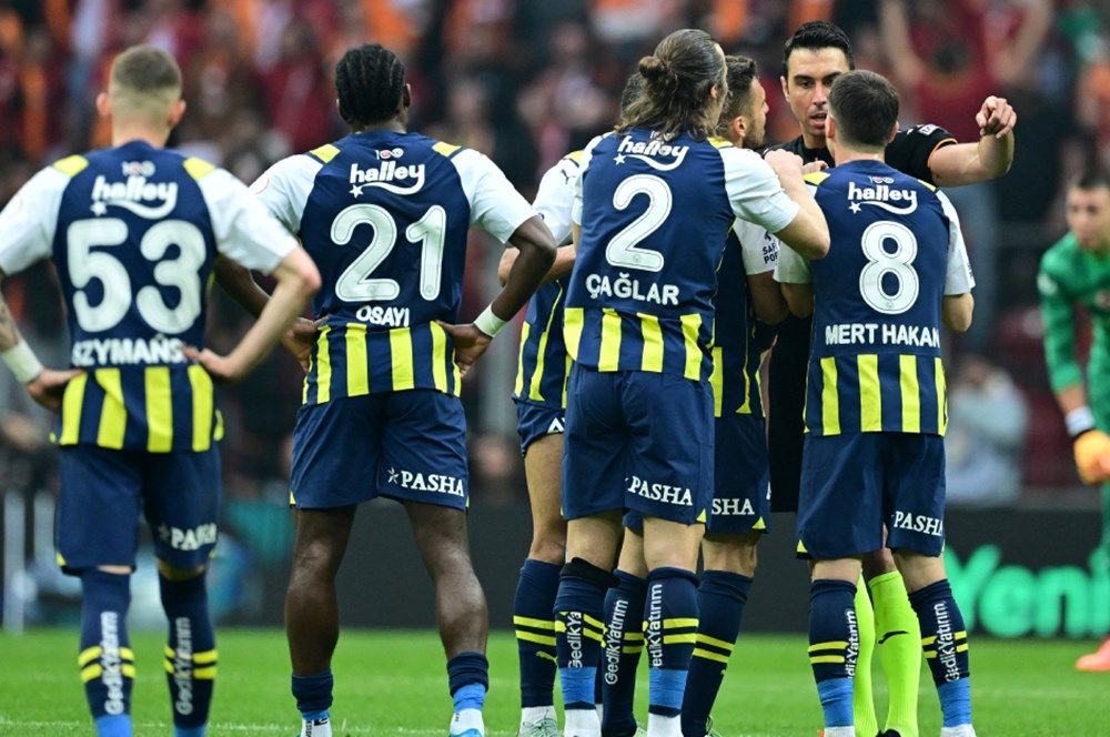 “İsmail Kartal belli ki saha içinde taktik vermek yerine saha dışında nasıl tahrik ederizi çalıştırmış! Mert Hakan Yandaş’ın ne rakibe saygısı var, ne taraftara ne de kendi takımına!” 8