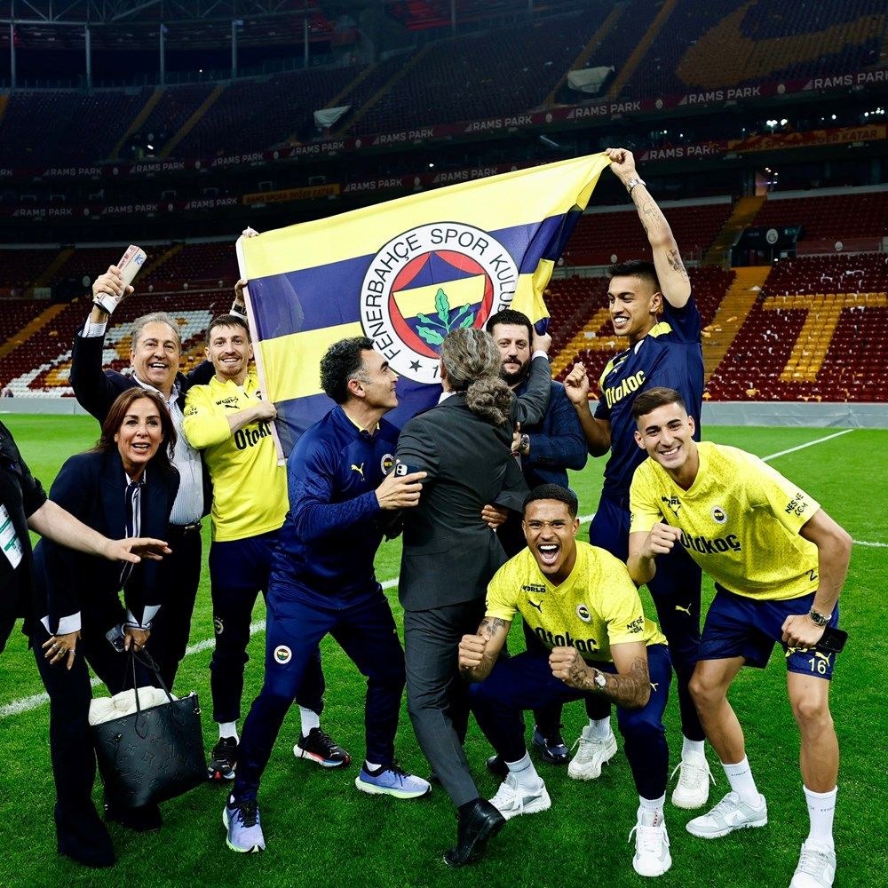 “İsmail Kartal belli ki saha içinde taktik vermek yerine saha dışında nasıl tahrik ederizi çalıştırmış! Mert Hakan Yandaş’ın ne rakibe saygısı var, ne taraftara ne de kendi takımına!” 12