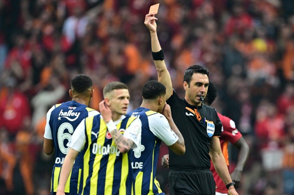“İsmail Kartal belli ki saha içinde taktik vermek yerine saha dışında nasıl tahrik ederizi çalıştırmış! Mert Hakan Yandaş’ın ne rakibe saygısı var, ne taraftara ne de kendi takımına!” 7