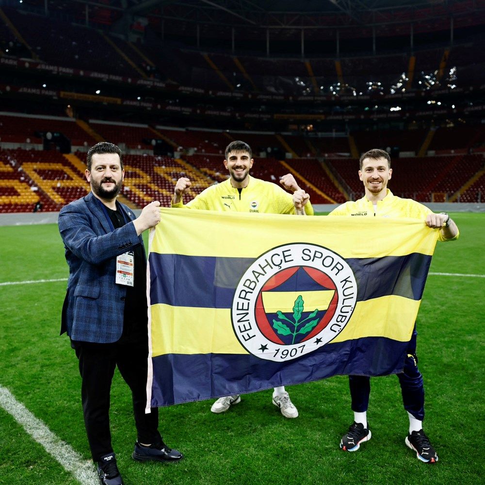 “İsmail Kartal belli ki saha içinde taktik vermek yerine saha dışında nasıl tahrik ederizi çalıştırmış! Mert Hakan Yandaş’ın ne rakibe saygısı var, ne taraftara ne de kendi takımına!” 11