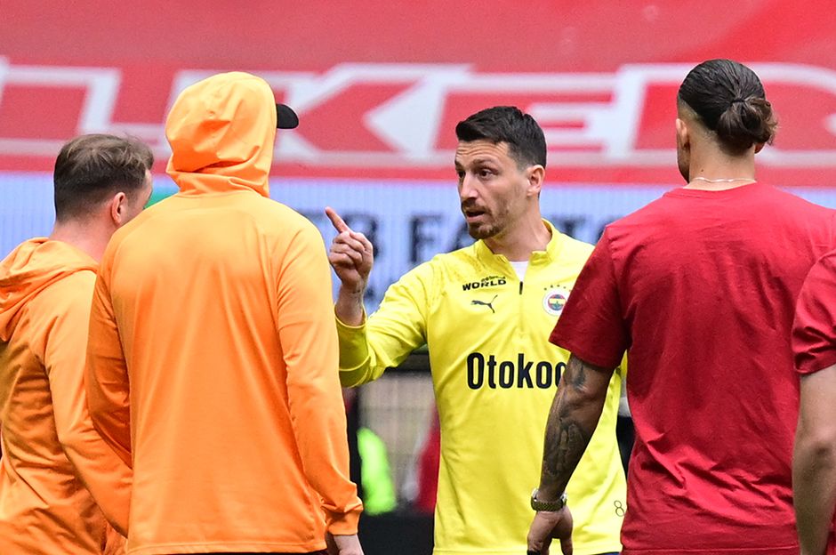 “İsmail Kartal belli ki saha içinde taktik vermek yerine saha dışında nasıl tahrik ederizi çalıştırmış! Mert Hakan Yandaş’ın ne rakibe saygısı var, ne taraftara ne de kendi takımına!” 3