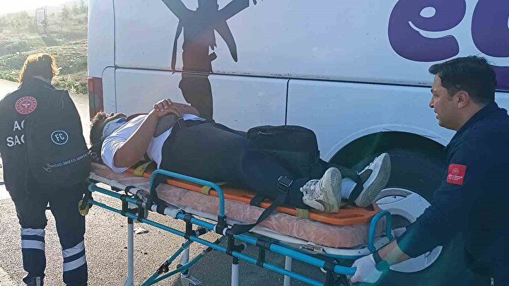 Afyonkarahisar'da korkunç kaza! Yolcu otobüsü kamyonetle çarpıştı: Çok sayıda yaralı var! 3