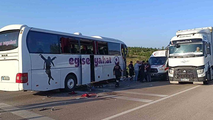 Afyonkarahisar'da korkunç kaza! Yolcu otobüsü kamyonetle çarpıştı: Çok sayıda yaralı var! 2