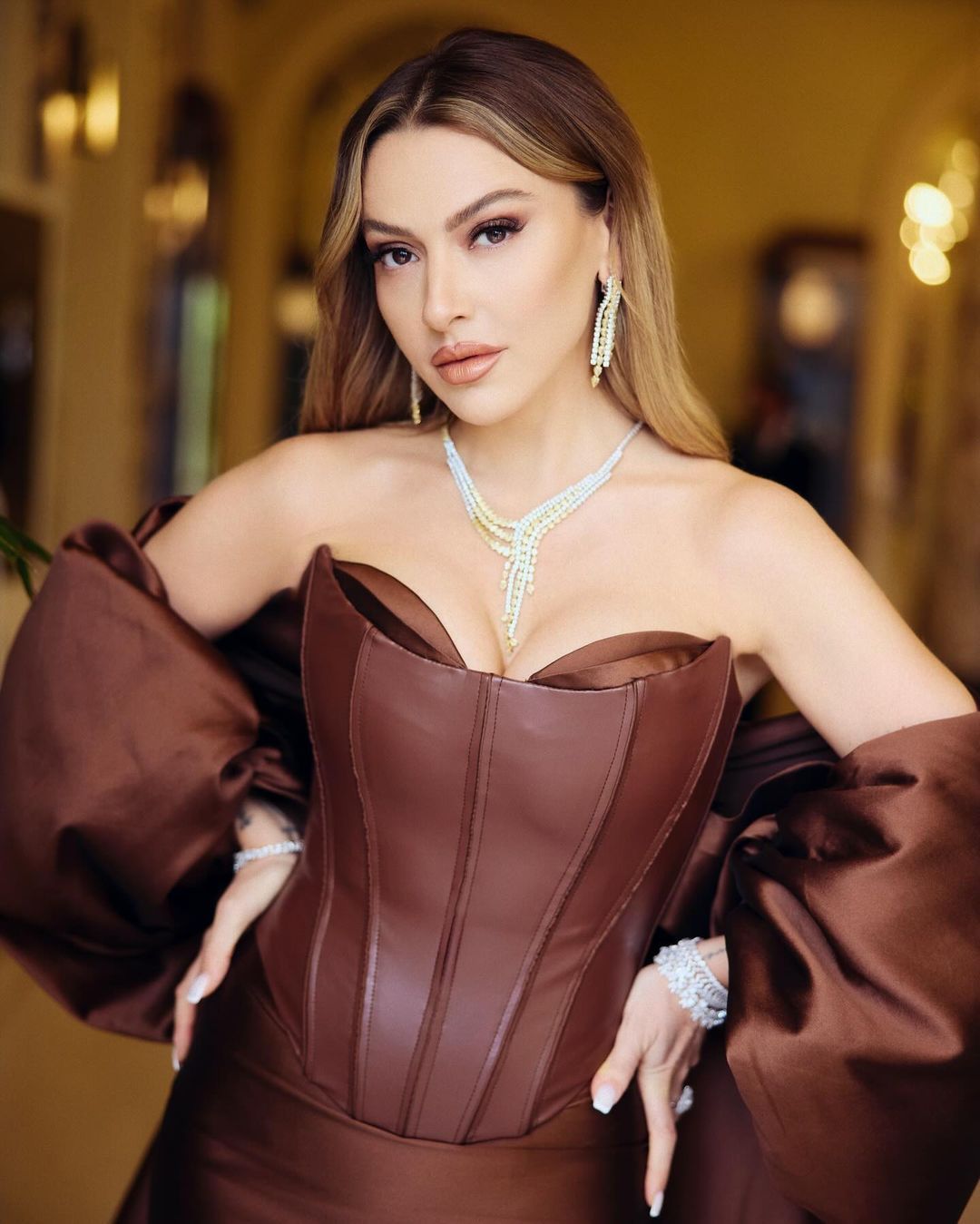 Hadise, Cannes Film Festivali'ne tarzıyla damga vurdu 1