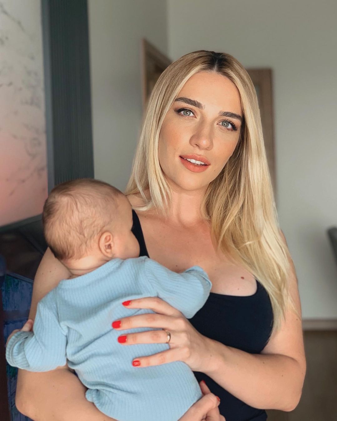 Ünlü sunucu Cansu Canan Özgen’in 3 yaşındaki oğlu bakıcısı tarafından darp edildi! Soluğu adliyede aldı 7