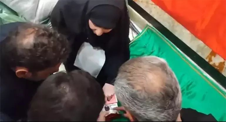 İran'daki cenazede yüzük detayı... Kasım Süleymani'nin kızından dikkat çeken talep! Birlikte defnedildi... 4