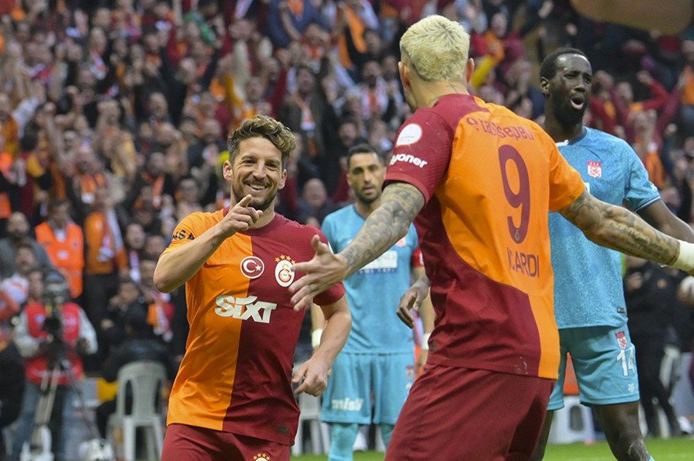 Süper Lig'de sezonun en iyi 20 oyuncusu açıklandı! Galatasaray Fenerbahçe'ye fark attı: İşte ligin en iyi futbolcuları 18