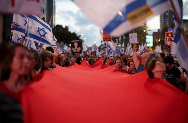 İsrailliler yine sokaklara indi! Katil Binyamin Netanyahu'nun evinin önünde öfke seli 1