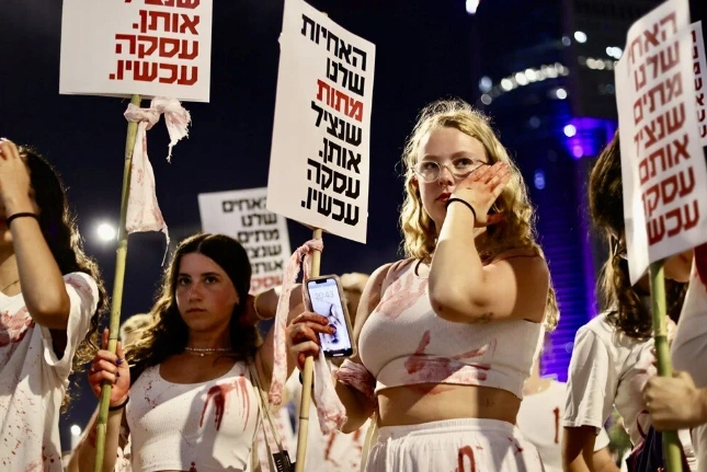 İsrailliler yine sokaklara indi! Katil Binyamin Netanyahu'nun evinin önünde öfke seli 3