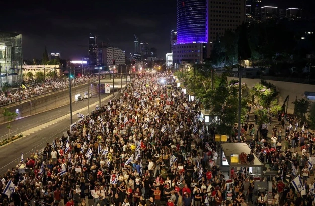 İsrailliler yine sokaklara indi! Katil Binyamin Netanyahu'nun evinin önünde öfke seli 4