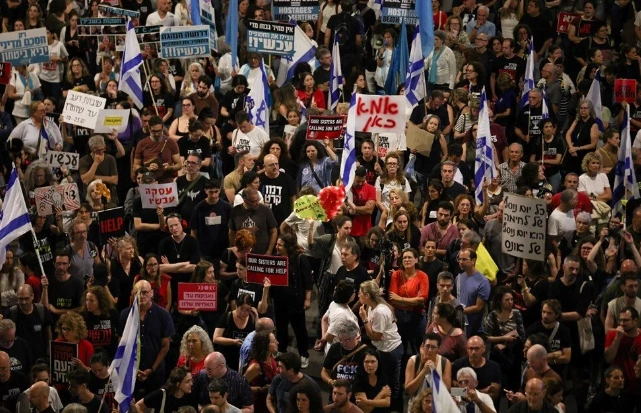 İsrailliler yine sokaklara indi! Katil Binyamin Netanyahu'nun evinin önünde öfke seli 8