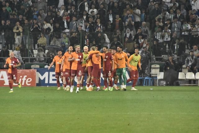 Cem Yılmaz'ın Galatasaray paylaşımı olay oldu! İşte ünlülerin paylaşımları... 1