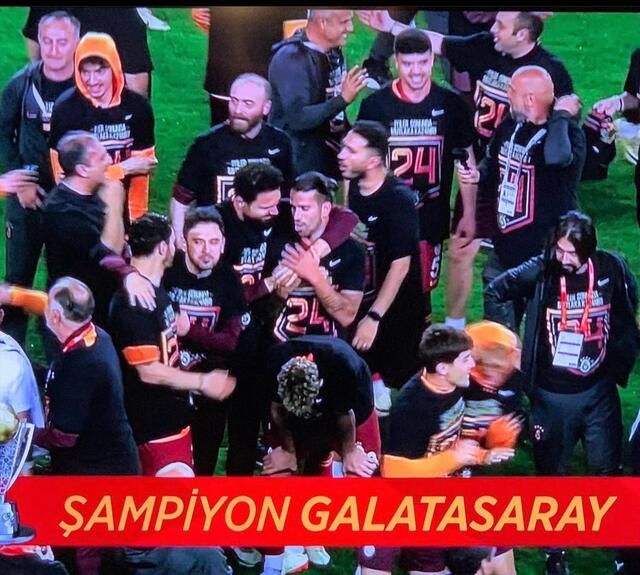 Cem Yılmaz'ın Galatasaray paylaşımı olay oldu! İşte ünlülerin paylaşımları... 7