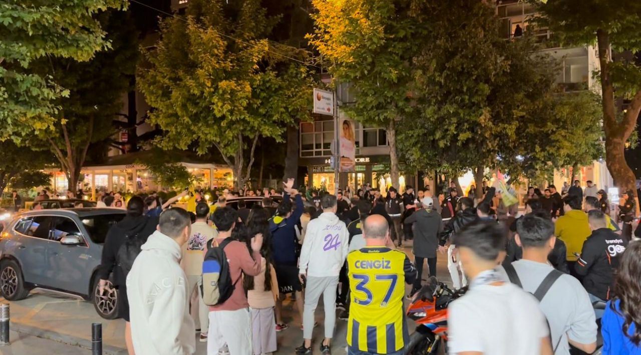 Bağdat Caddesi’nde Galatasaray taraftarlarının araçlarına saldırı 10