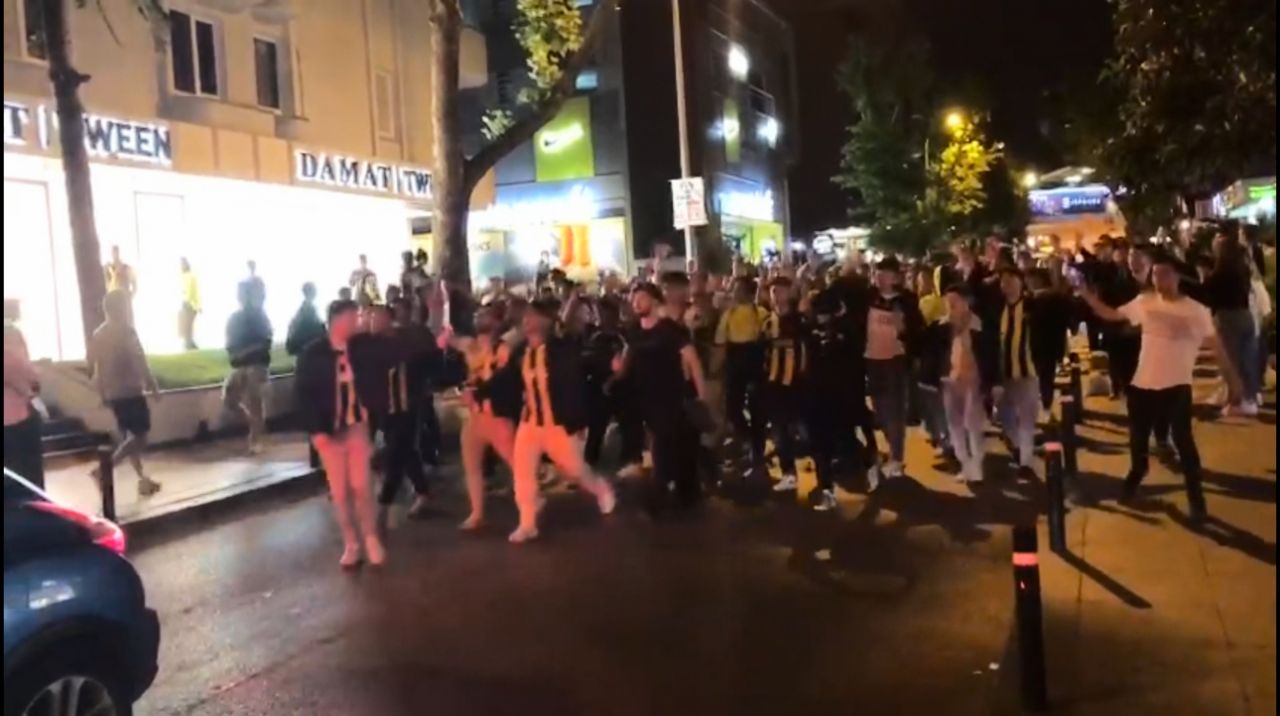 Bağdat Caddesi’nde Galatasaray taraftarlarının araçlarına saldırı 5
