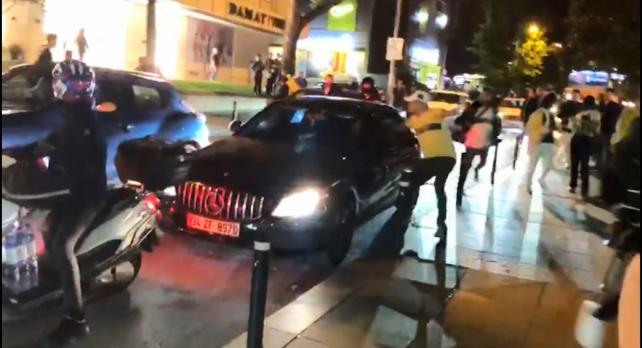 Bağdat Caddesi’nde Galatasaray taraftarlarının araçlarına saldırı 7