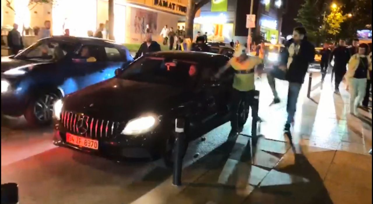 Bağdat Caddesi’nde Galatasaray taraftarlarının araçlarına saldırı 9