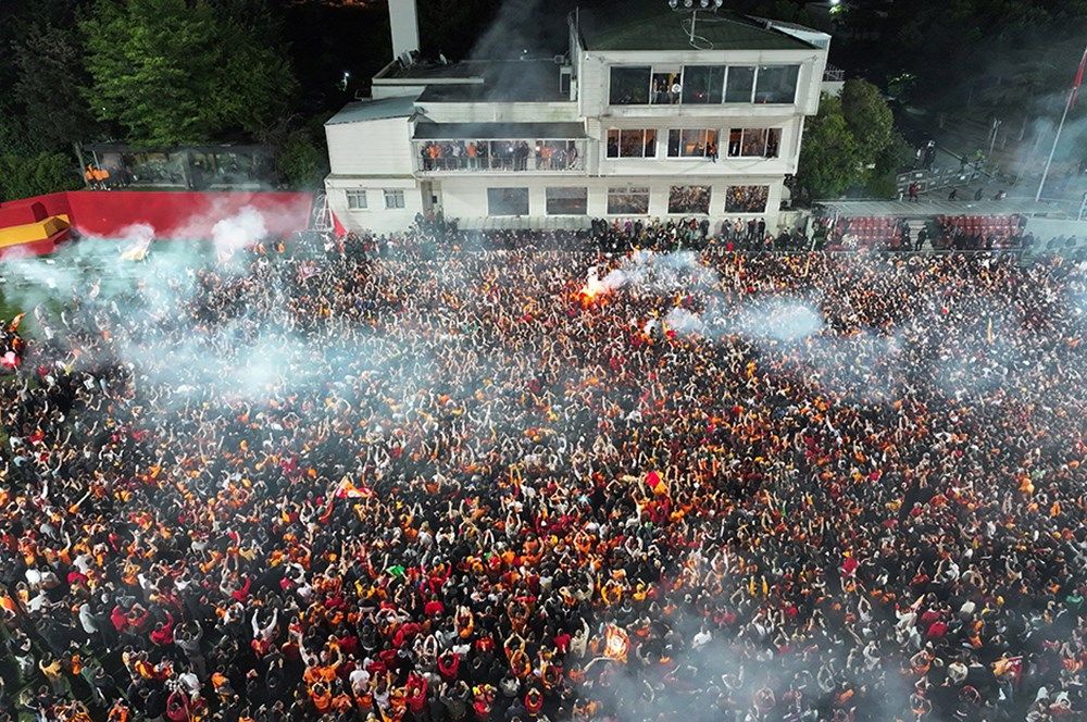 Galatasaray'ın şampiyonluğu Avrupa basınında manşetleri süsledi! "10 yıldır şampiyon olamayan Fenerbahçe'nin üzerinde 100 barajını geçtiler!" 3