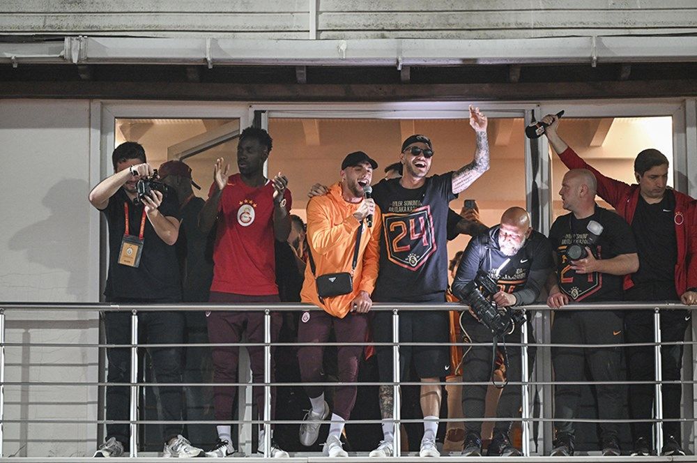 Galatasaray'ın şampiyonluğu Avrupa basınında manşetleri süsledi! "10 yıldır şampiyon olamayan Fenerbahçe'nin üzerinde 100 barajını geçtiler!" 8